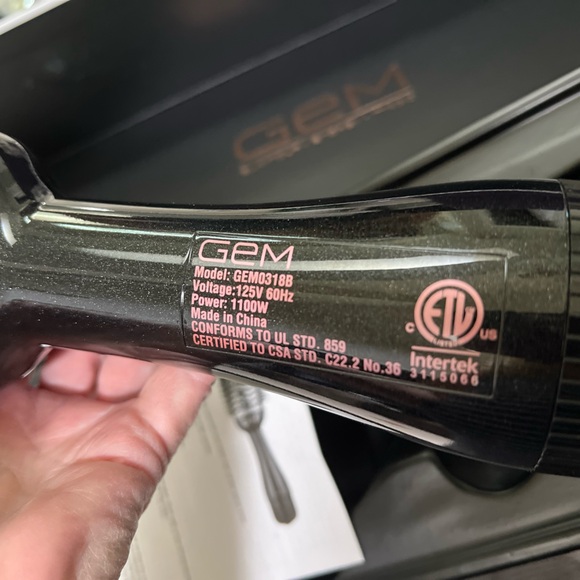 GEM Hot Air Brush
Dry Style Volumize  
NEW IN BOX - Picture 9 of 14